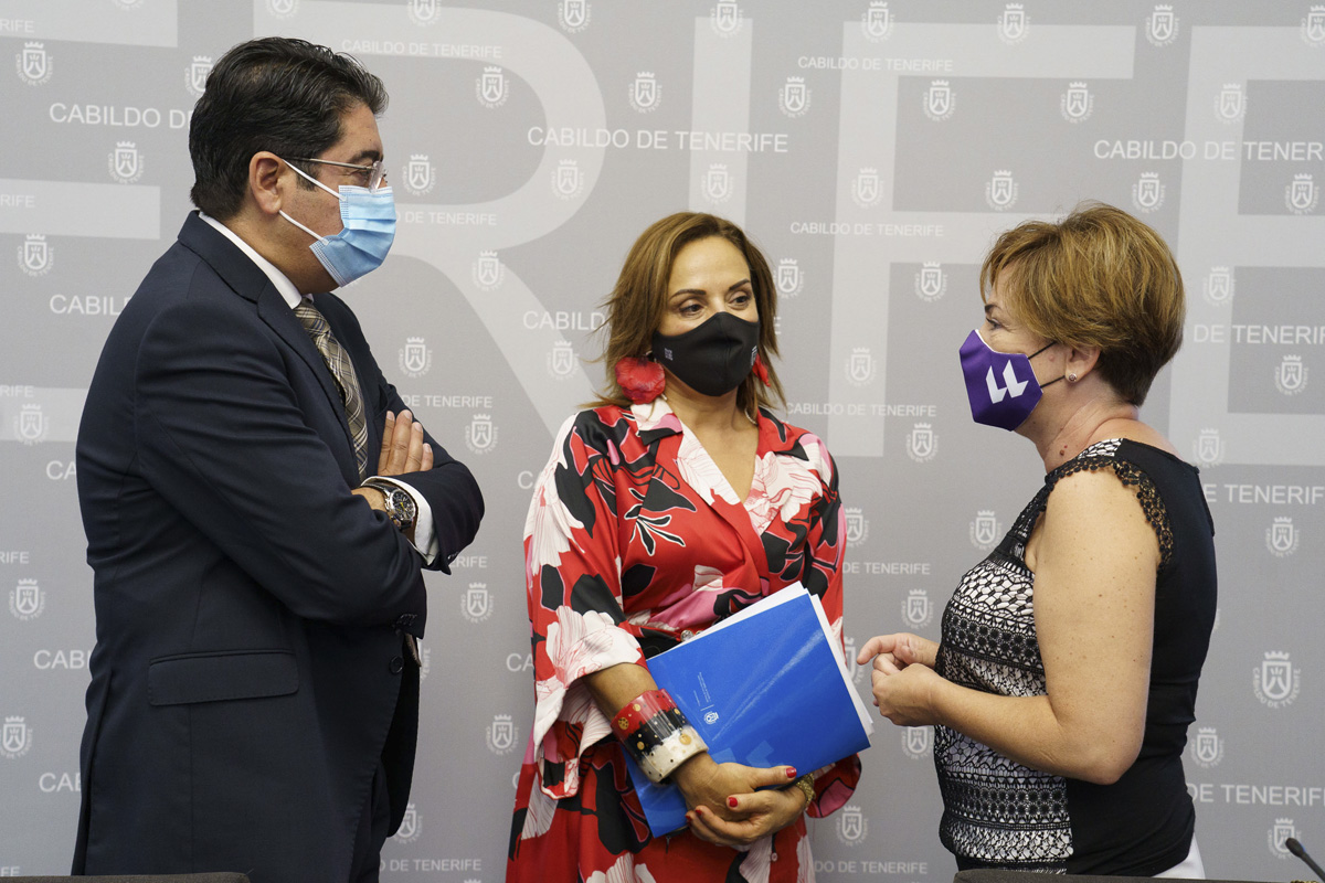 El presidente del Cabildo de Tenerife, Pedro Martín, junto a la vicepresidenta segunda y consejera insular de Presidencia, Hacienda y Modernización, Berta Pérez y la rectora de la Universidad de La Laguna, Rosa Aguilar.